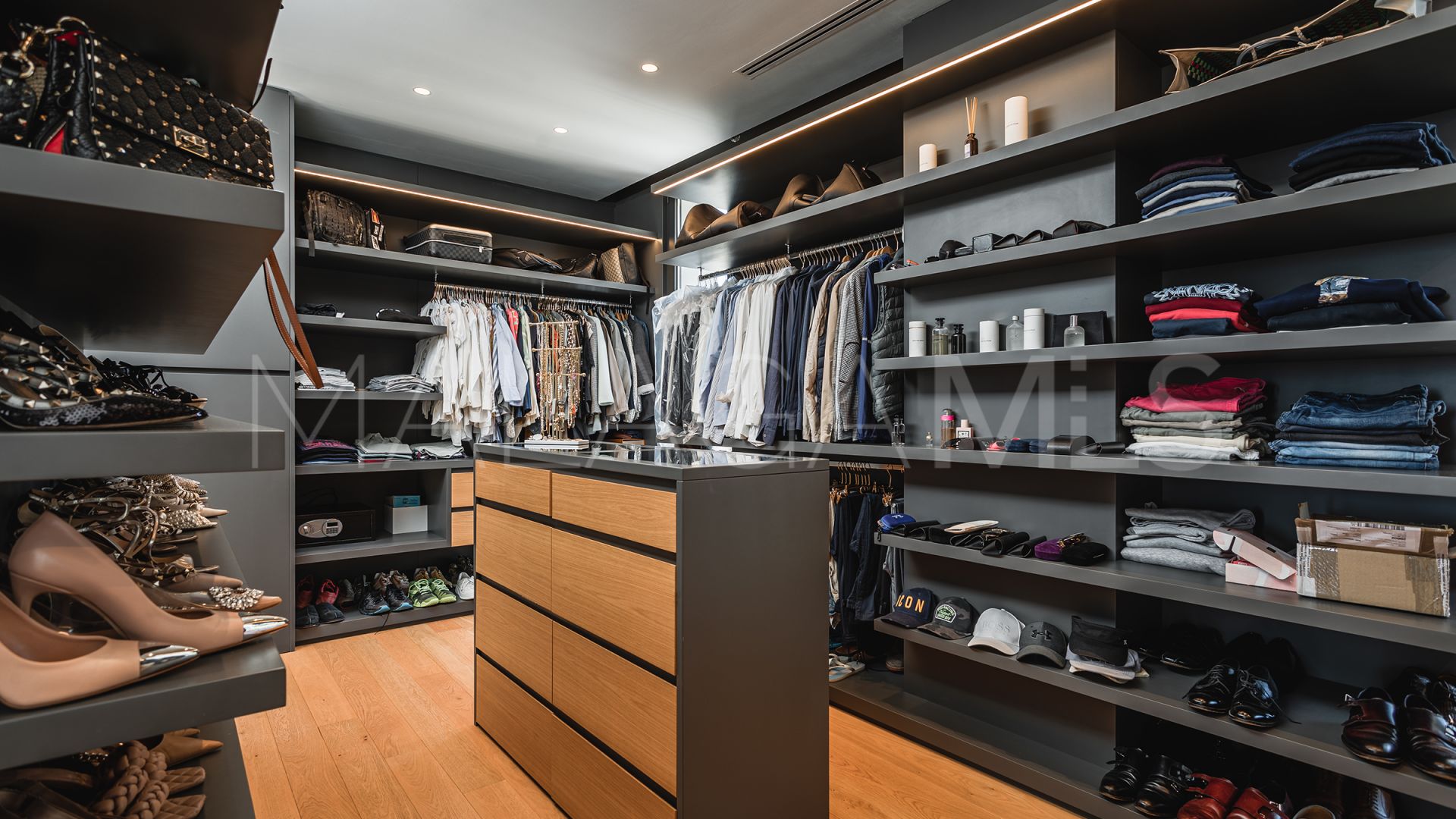 Villa for sale in Lomas del Virrey