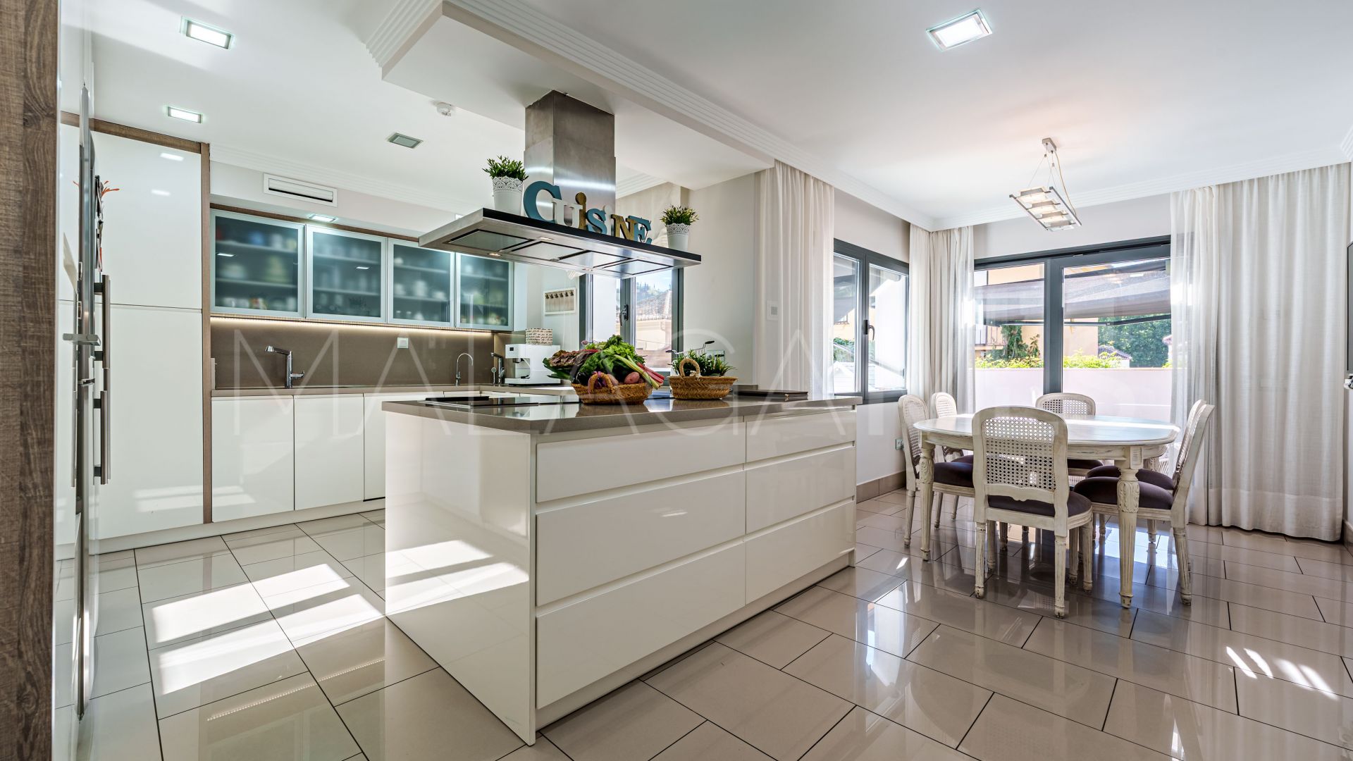 Buy villa in El Limonar