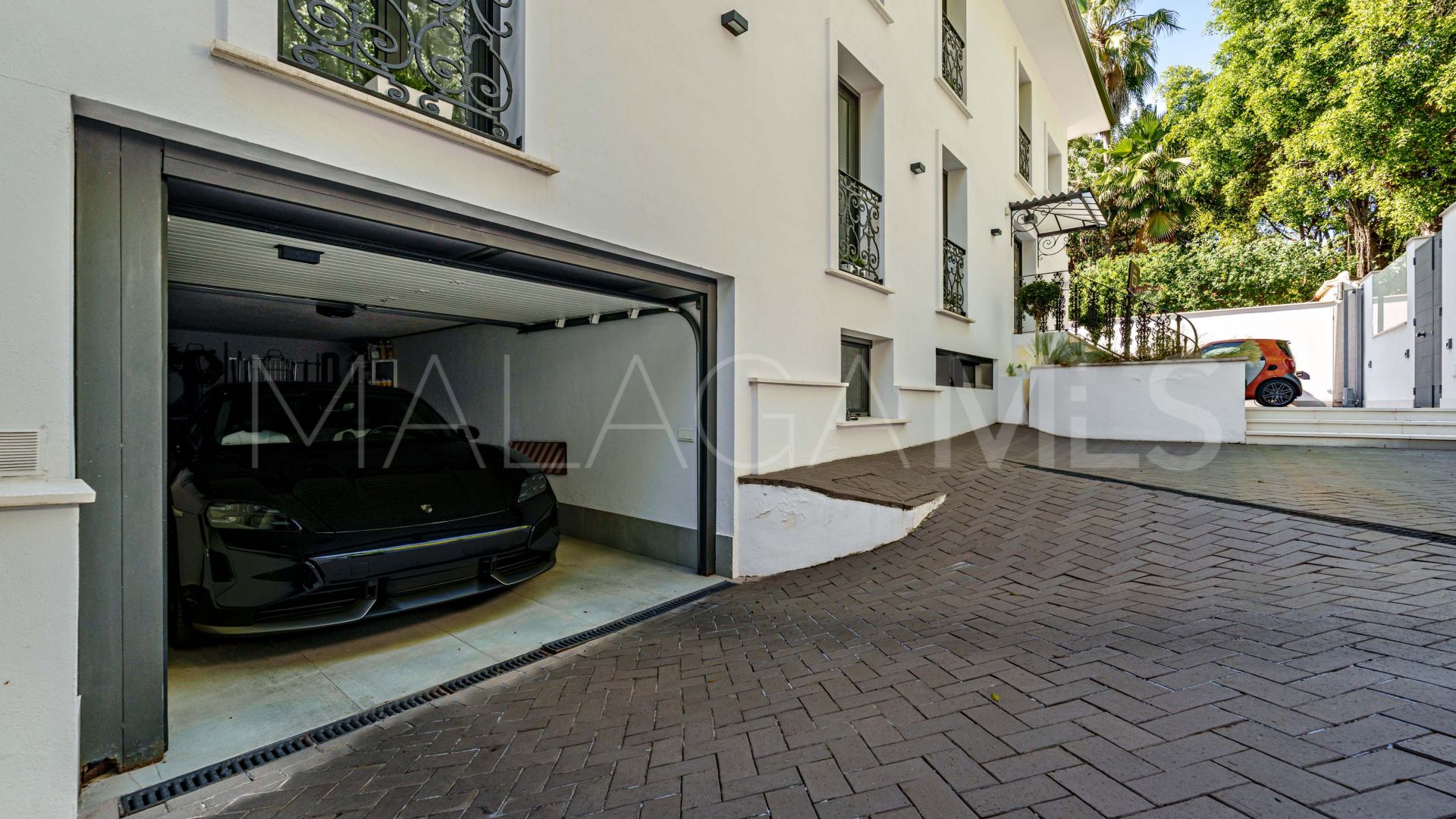 Buy villa in El Limonar