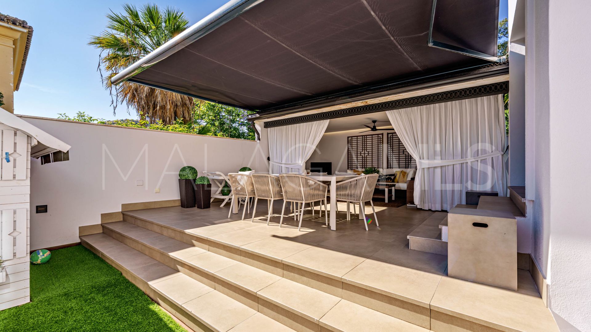 Buy villa in El Limonar