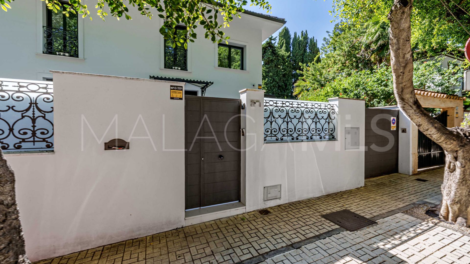 Buy villa in El Limonar