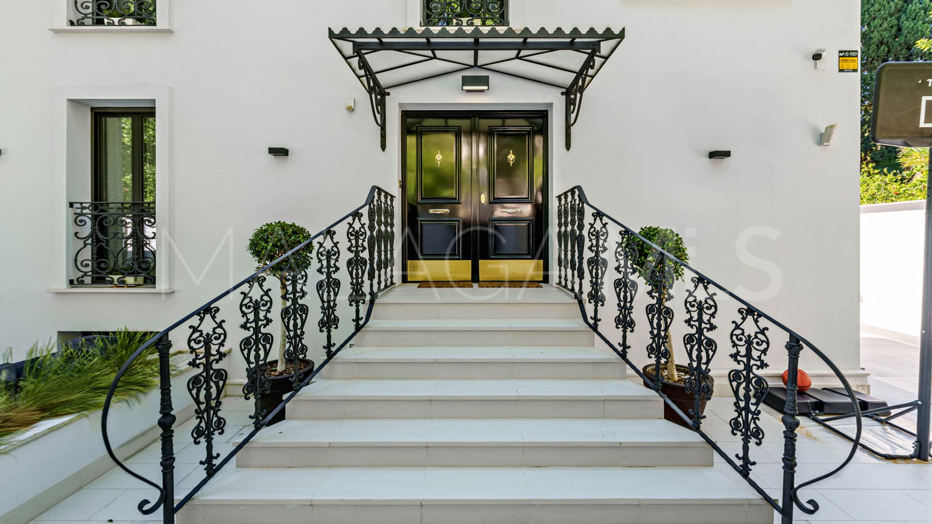 Buy villa in El Limonar