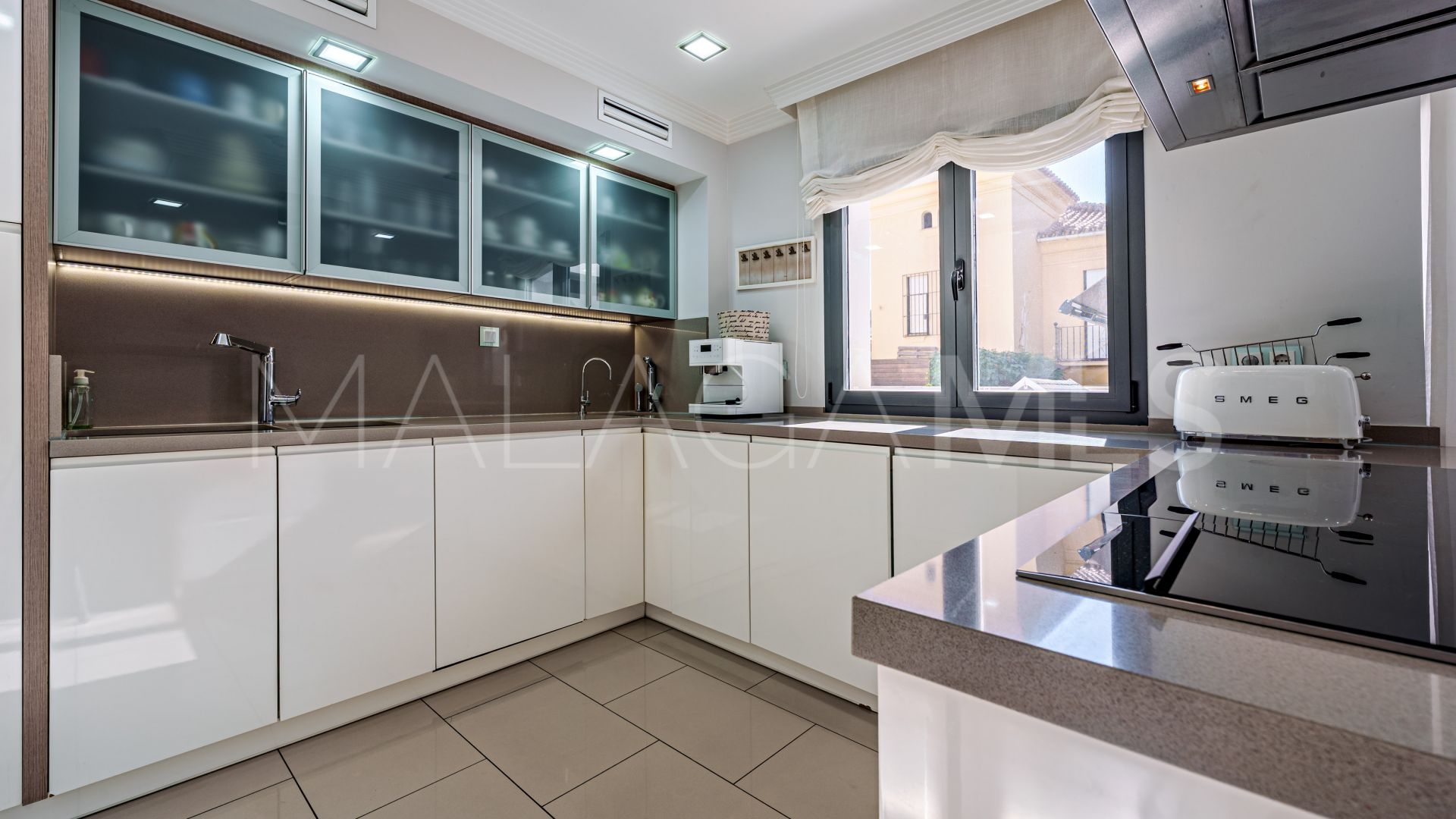 Buy villa in El Limonar