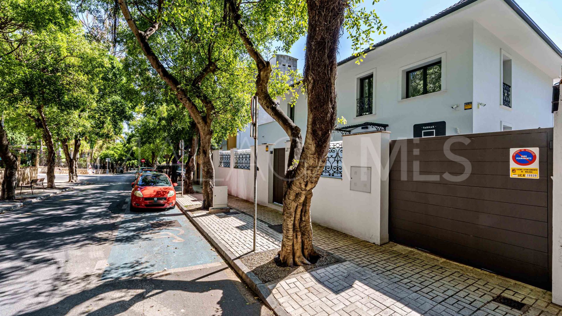Buy villa in El Limonar
