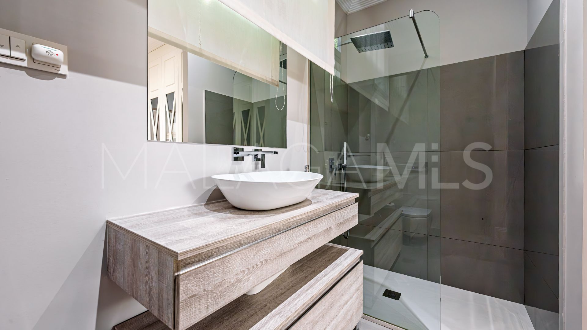 Buy villa in El Limonar