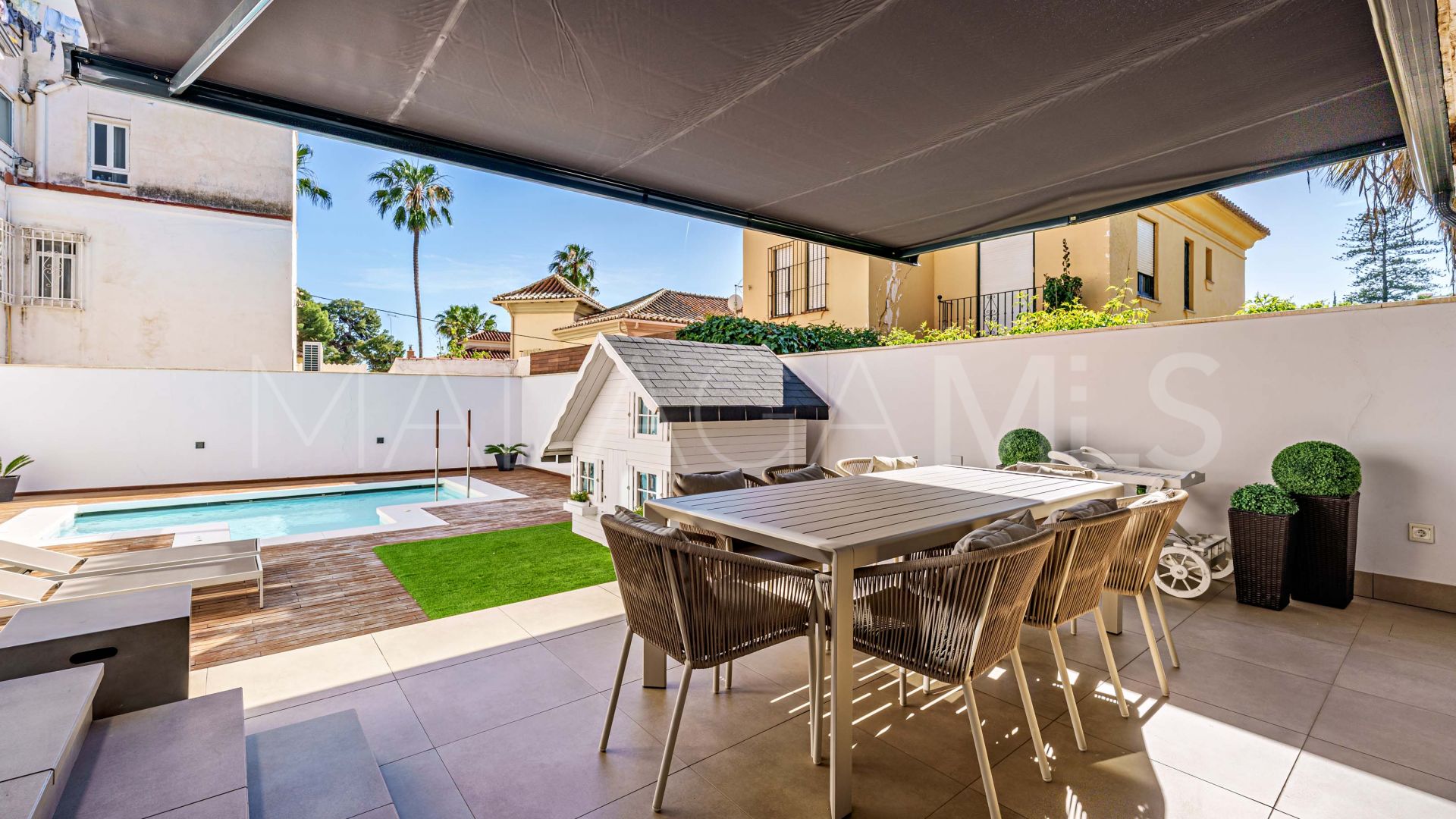 Buy villa in El Limonar