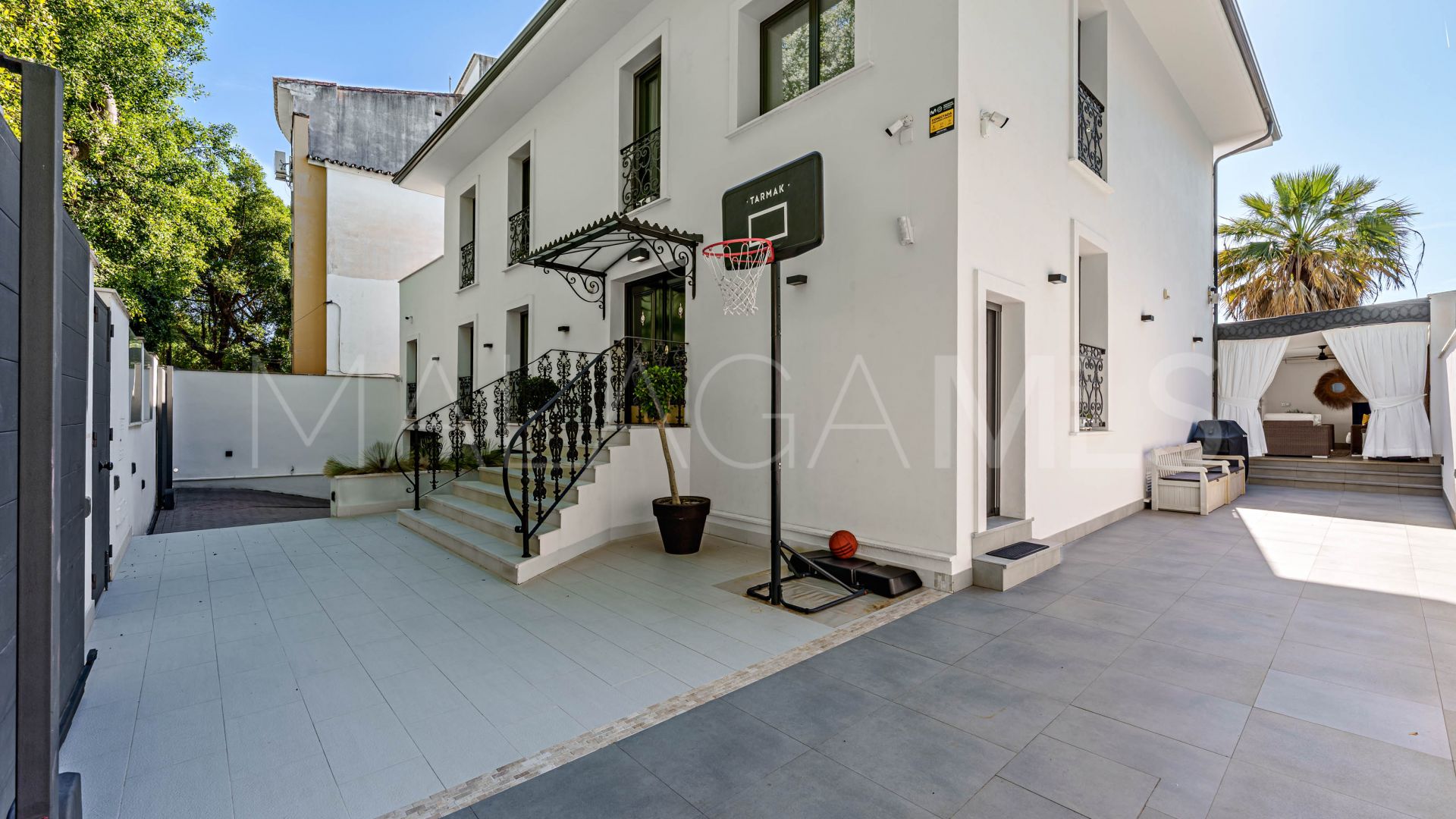 Buy villa in El Limonar