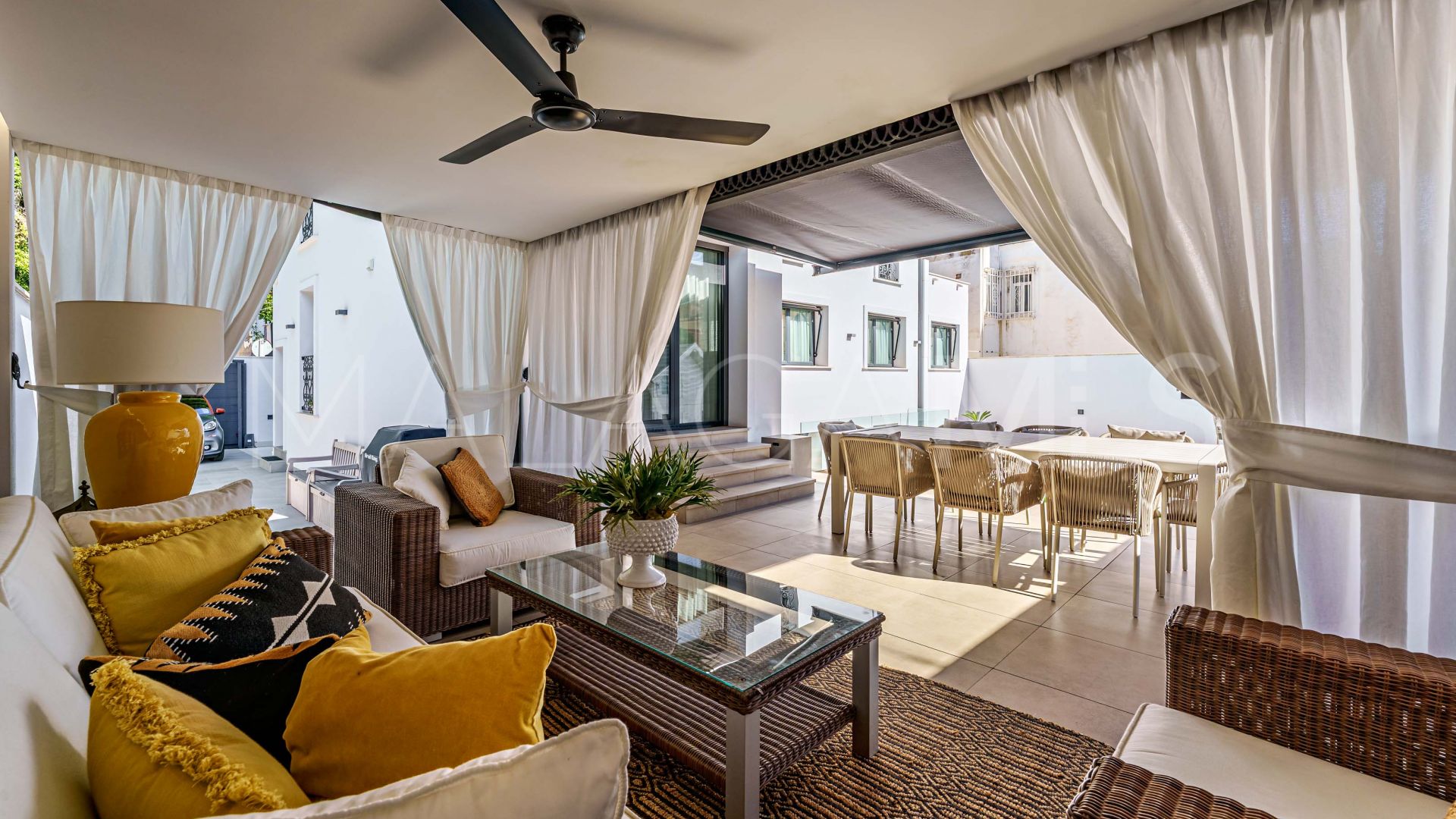 Buy villa in El Limonar