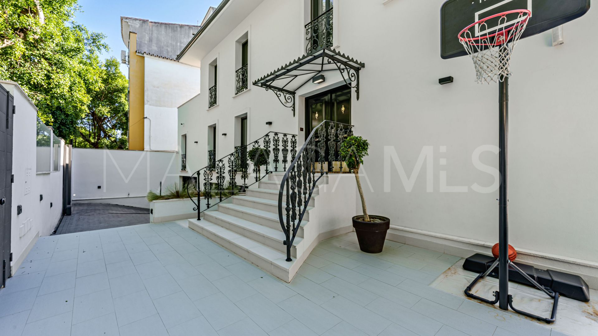 Buy villa in El Limonar