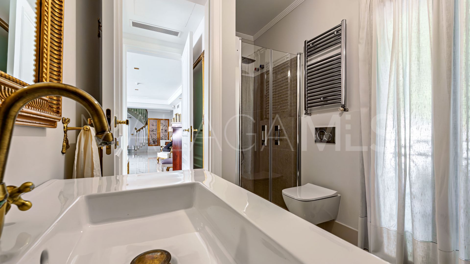 Buy villa in El Limonar