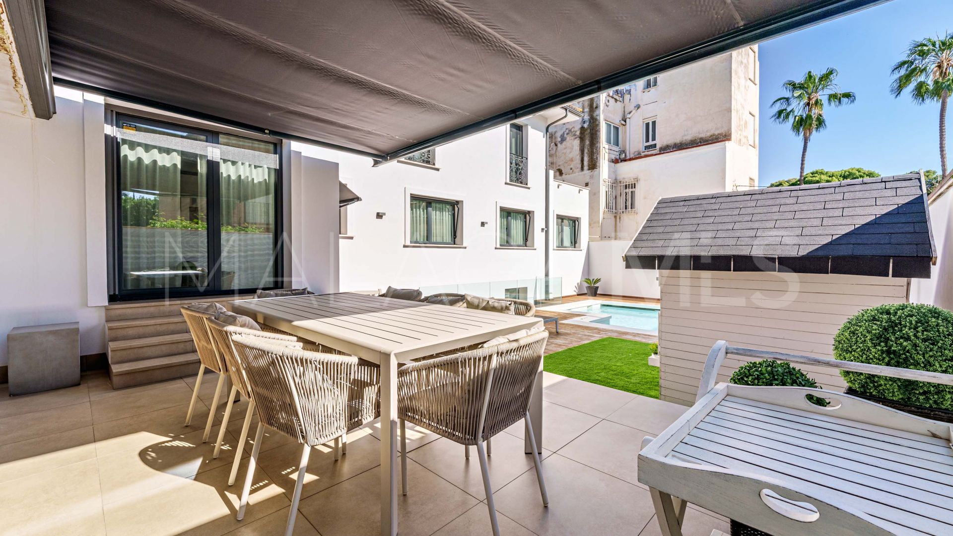 Buy villa in El Limonar