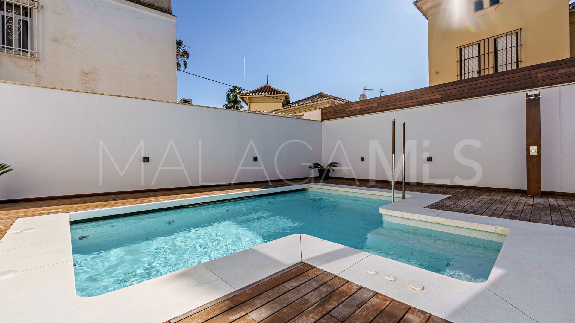 Buy villa in El Limonar