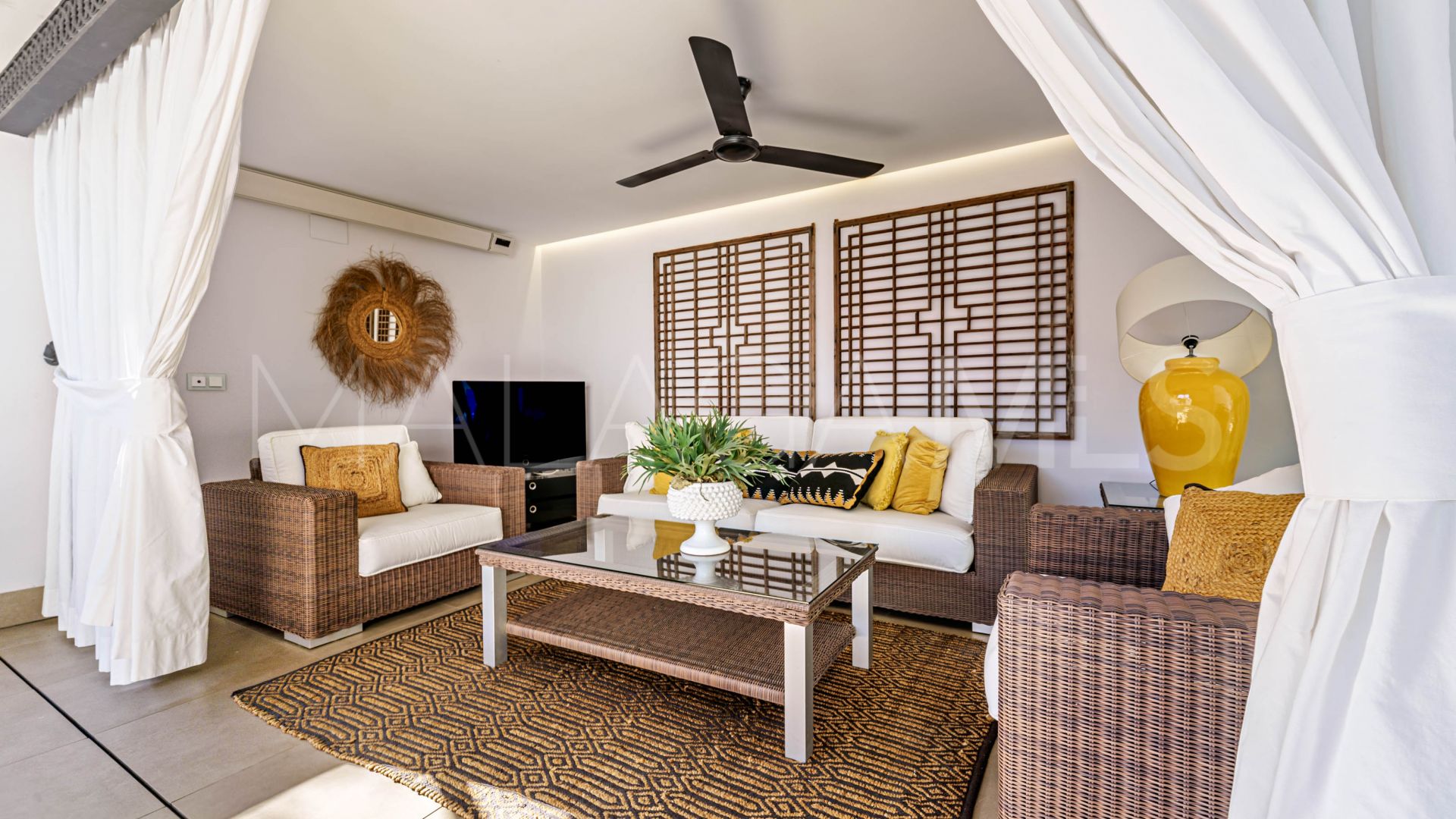 Buy villa in El Limonar