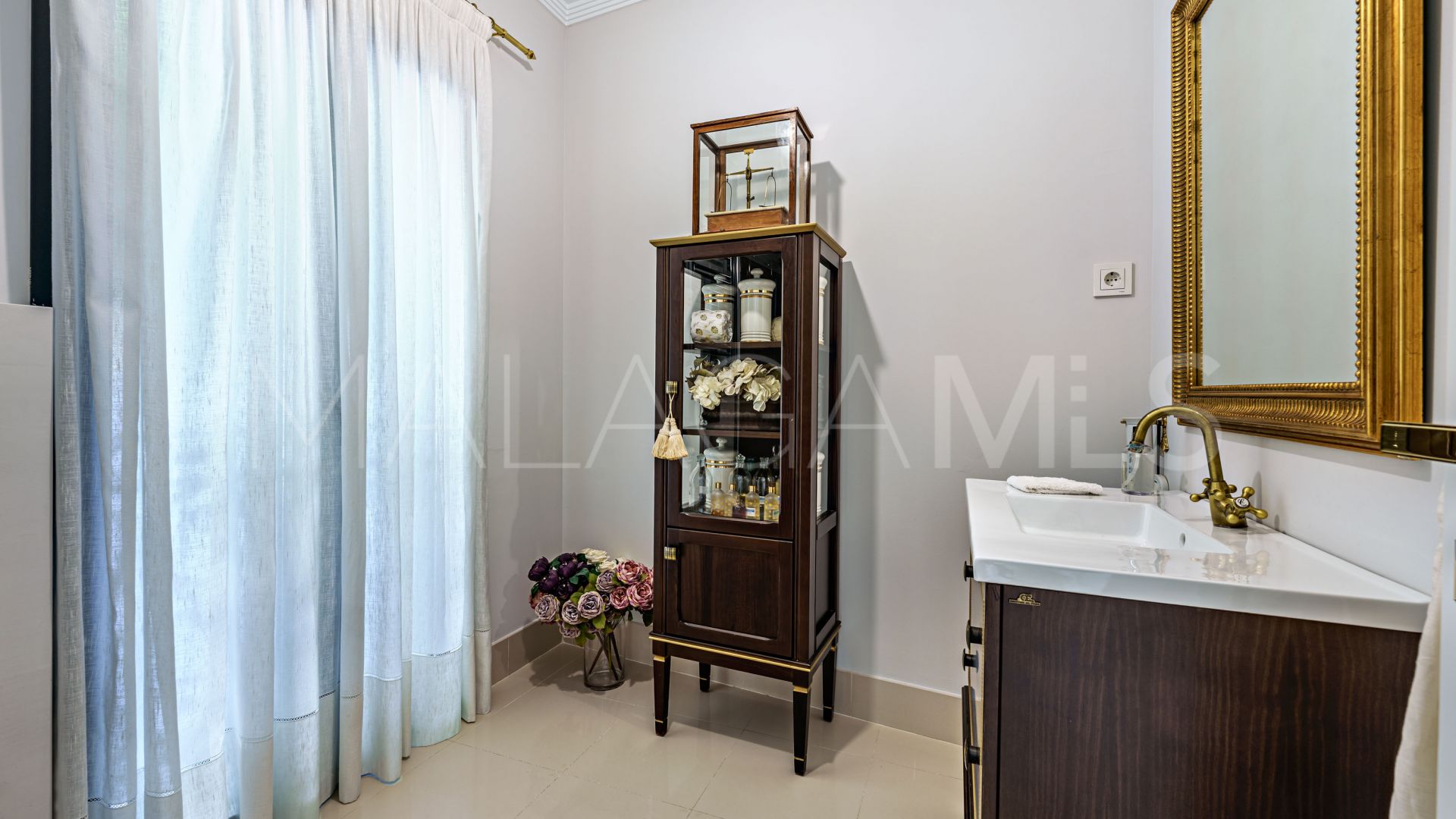 Buy villa in El Limonar