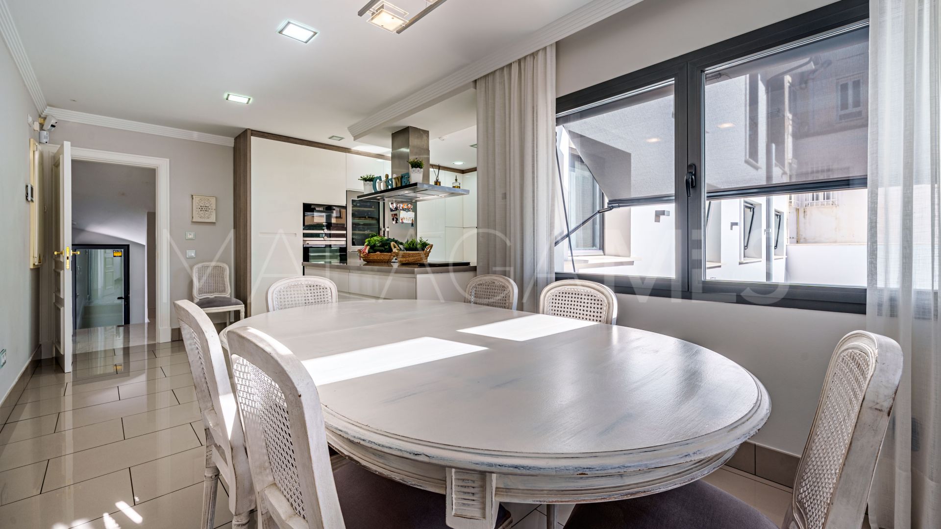 Buy villa in El Limonar