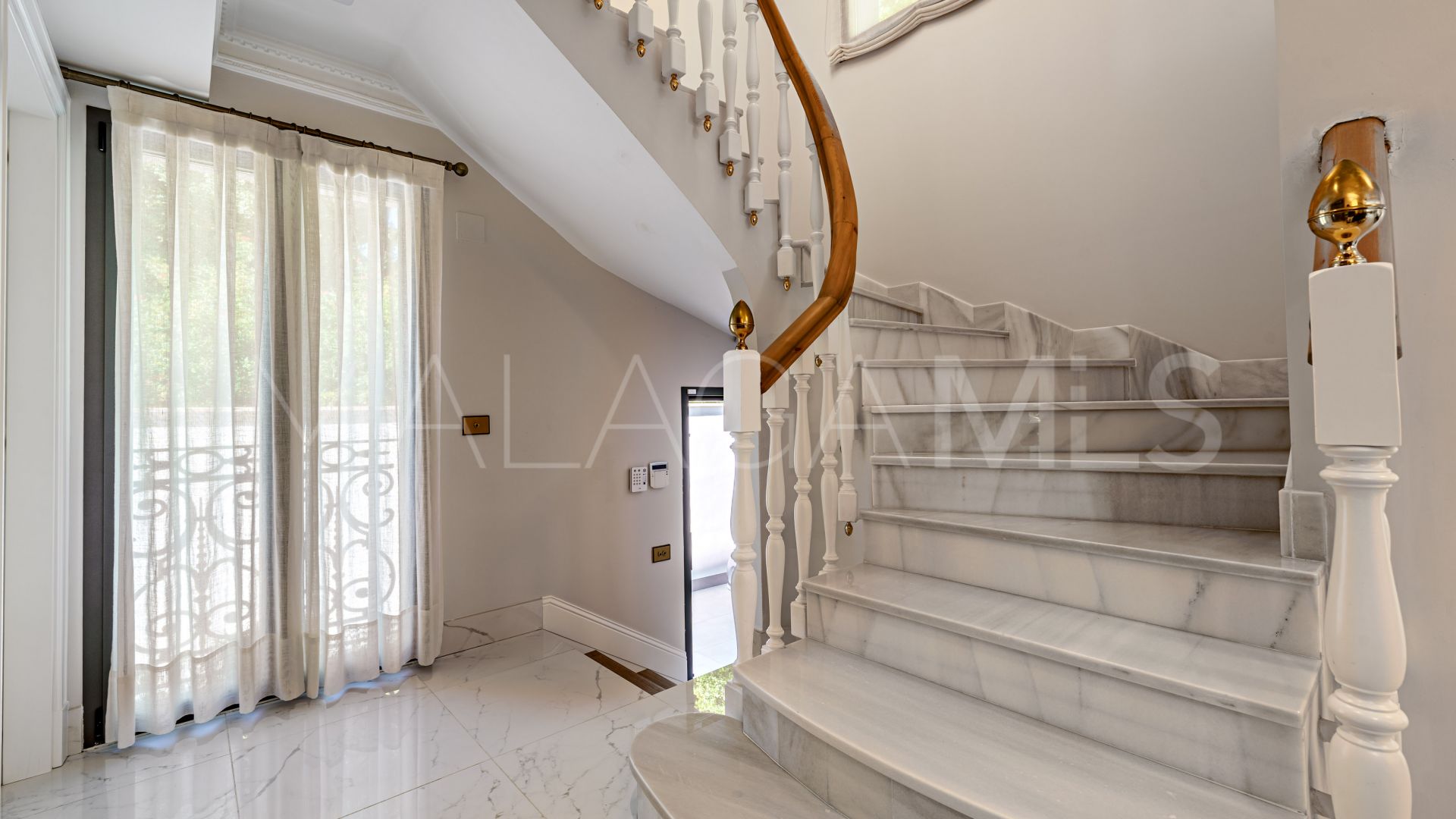 Buy villa in El Limonar