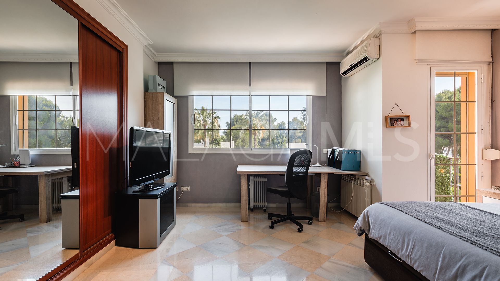 Se vende villa in Atalaya de Rio Verde with 5 bedrooms