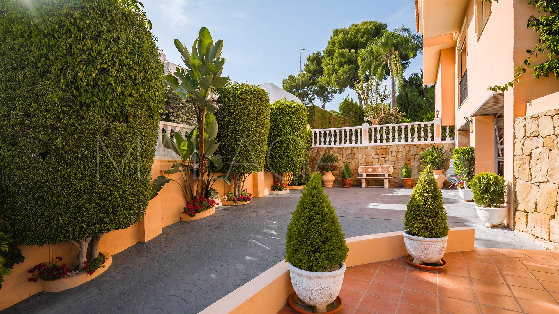 Se vende villa in Atalaya de Rio Verde with 5 bedrooms