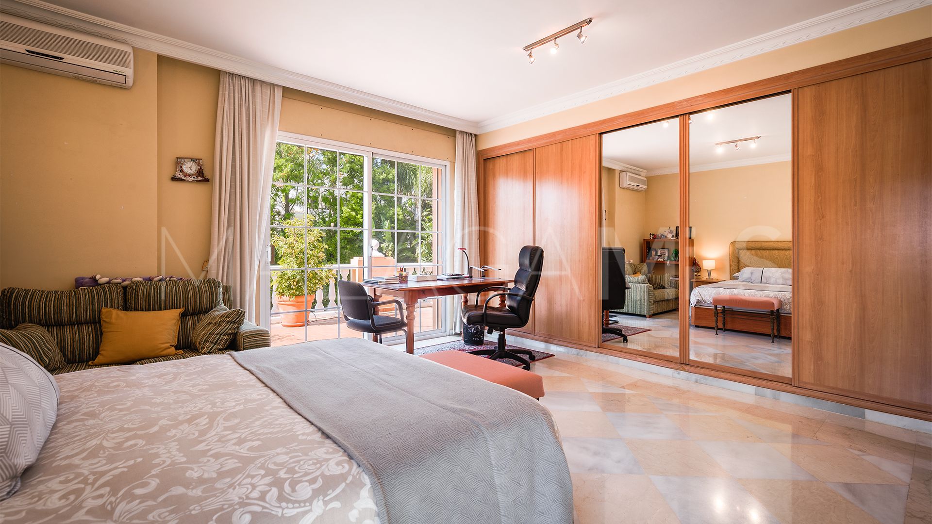 Se vende villa in Atalaya de Rio Verde with 5 bedrooms