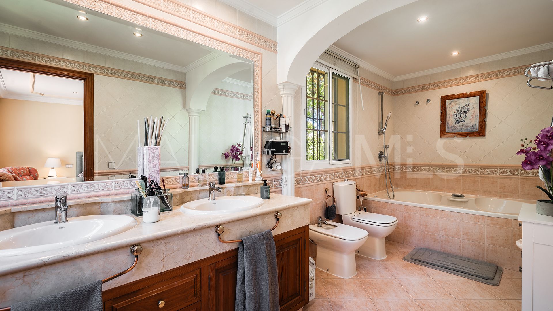 Se vende villa in Atalaya de Rio Verde with 5 bedrooms