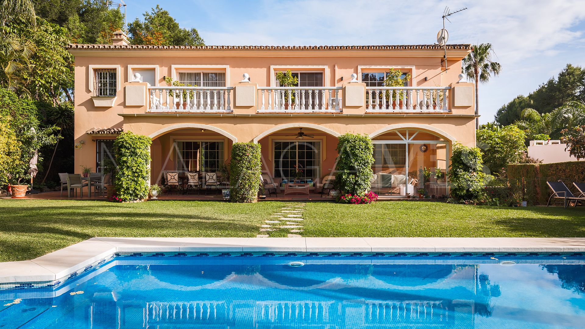 Se vende villa in Atalaya de Rio Verde with 5 bedrooms