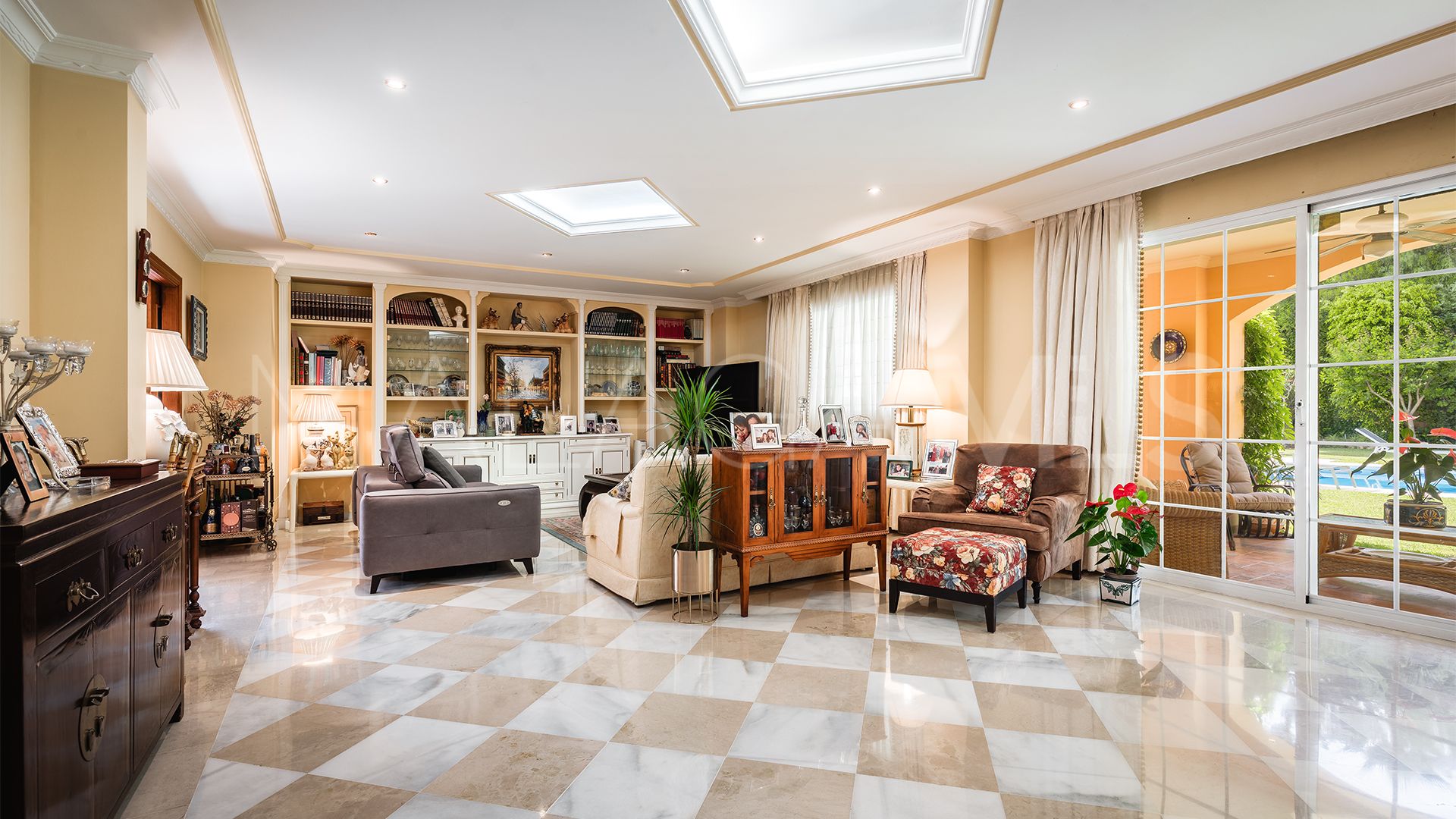 Se vende villa in Atalaya de Rio Verde with 5 bedrooms