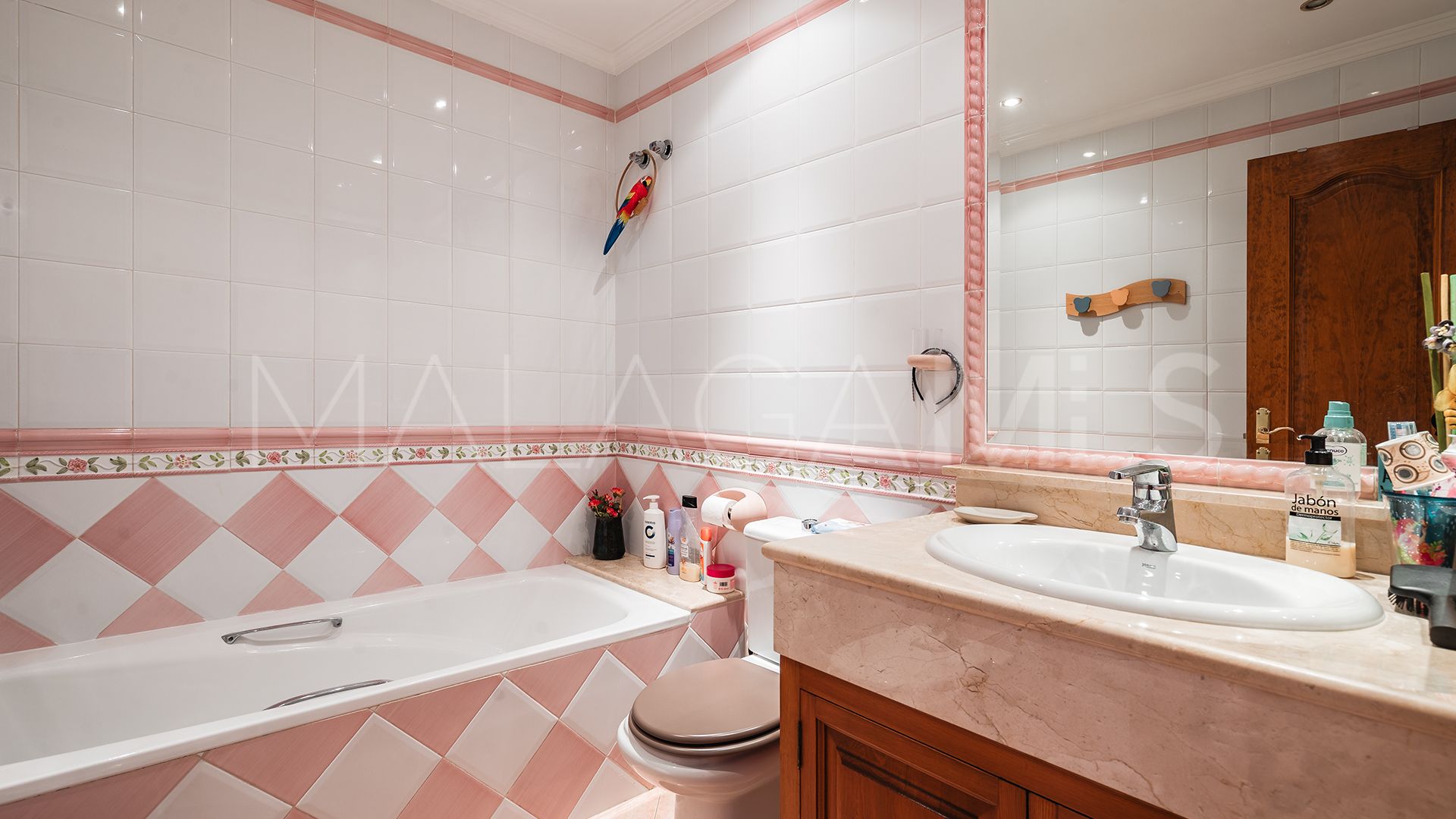 Se vende villa in Atalaya de Rio Verde with 5 bedrooms