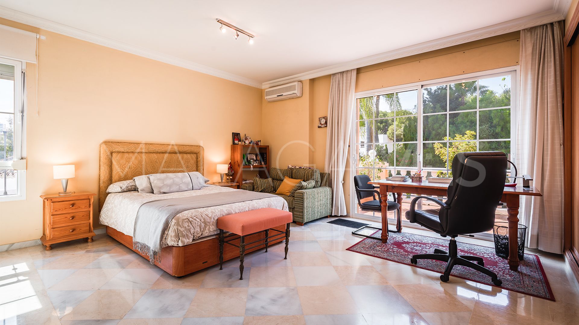Se vende villa in Atalaya de Rio Verde with 5 bedrooms