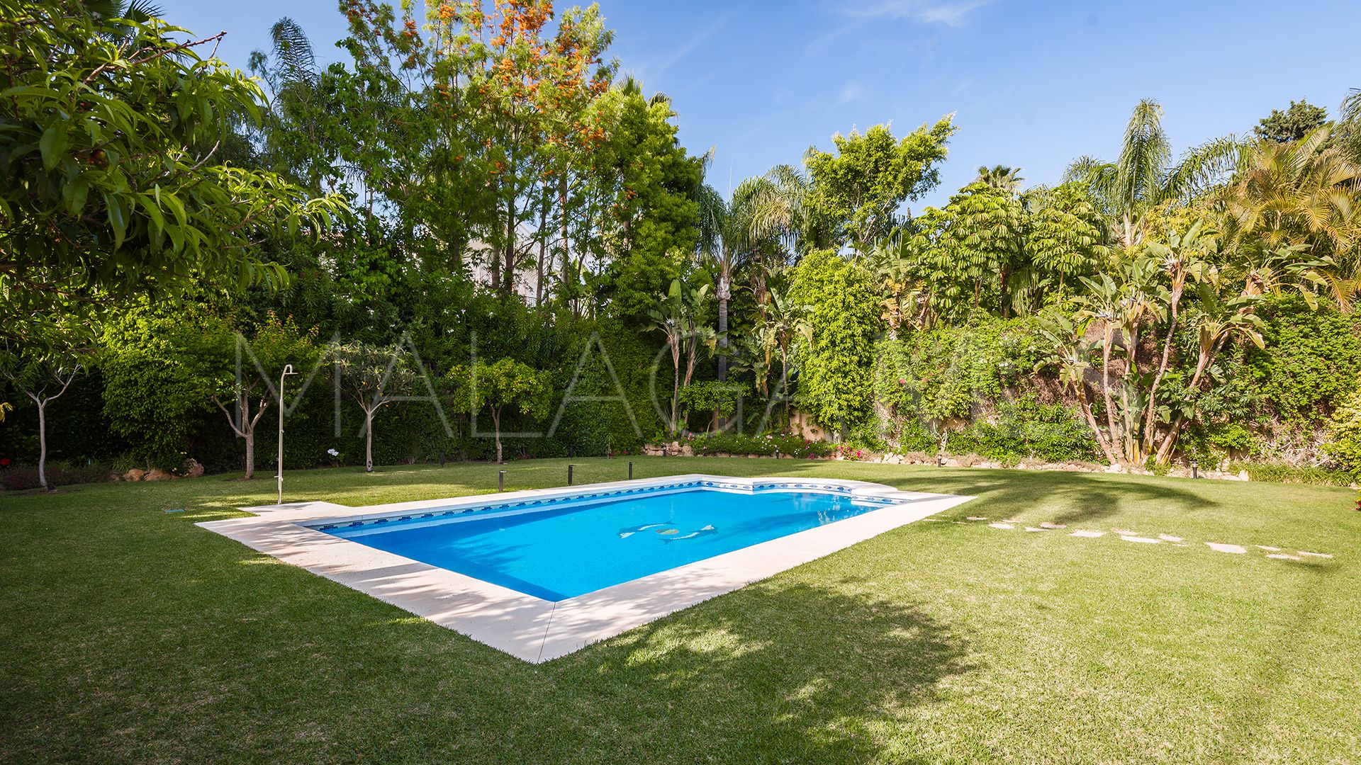 Se vende villa in Atalaya de Rio Verde with 5 bedrooms