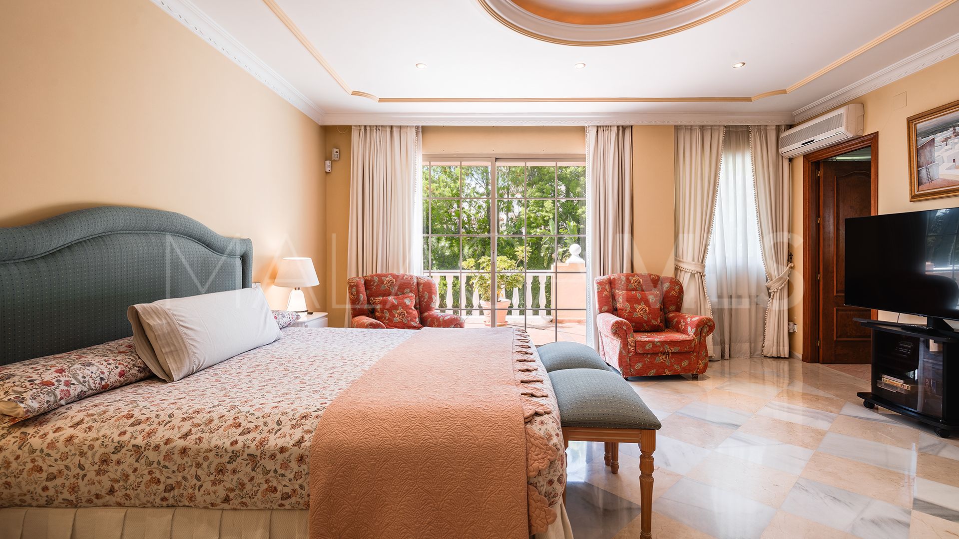 Se vende villa in Atalaya de Rio Verde with 5 bedrooms