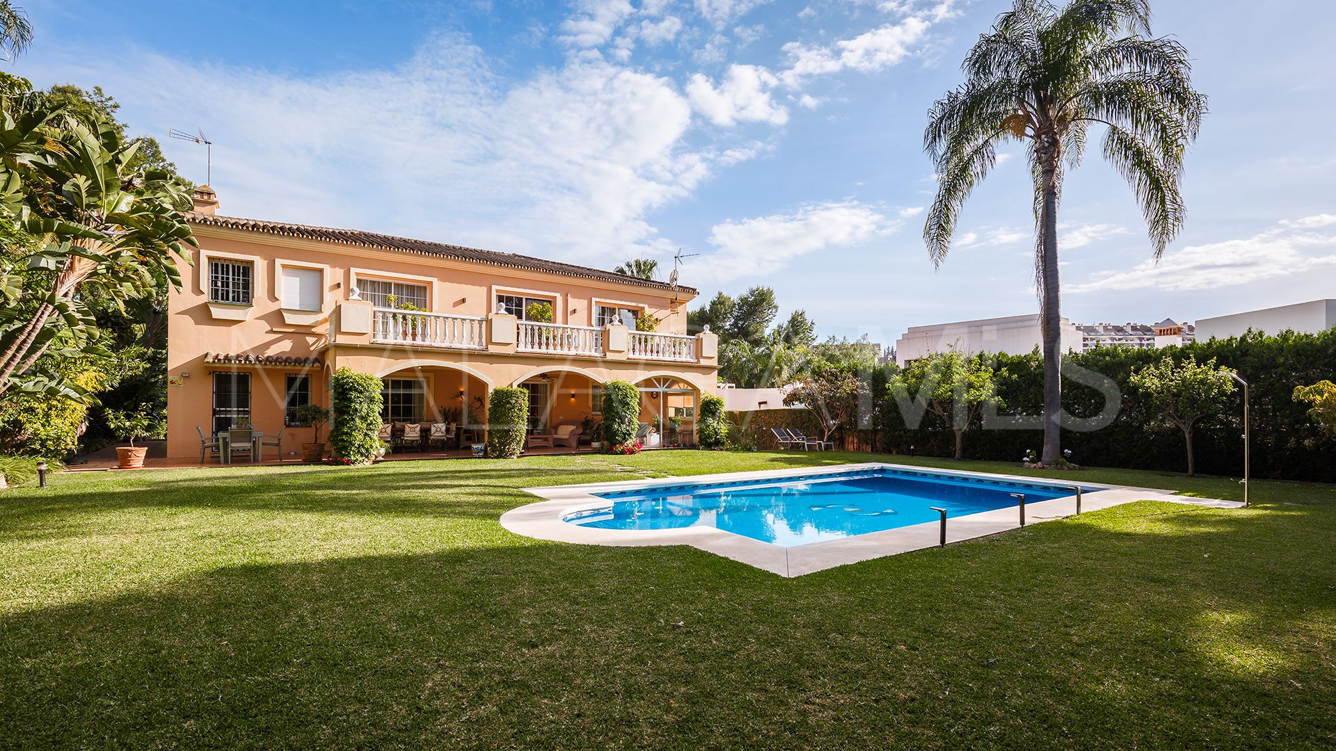 Se vende villa in Atalaya de Rio Verde with 5 bedrooms