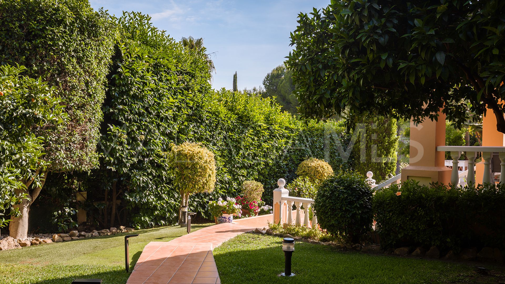 Se vende villa in Atalaya de Rio Verde with 5 bedrooms