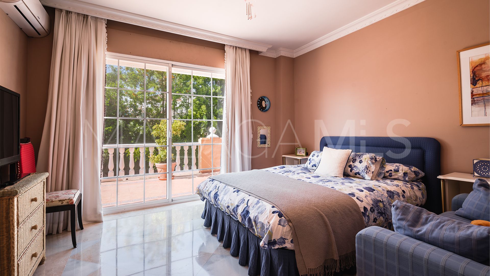 Se vende villa in Atalaya de Rio Verde with 5 bedrooms