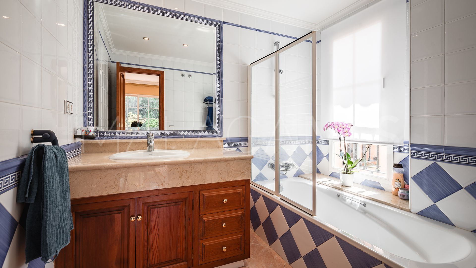 Se vende villa in Atalaya de Rio Verde with 5 bedrooms