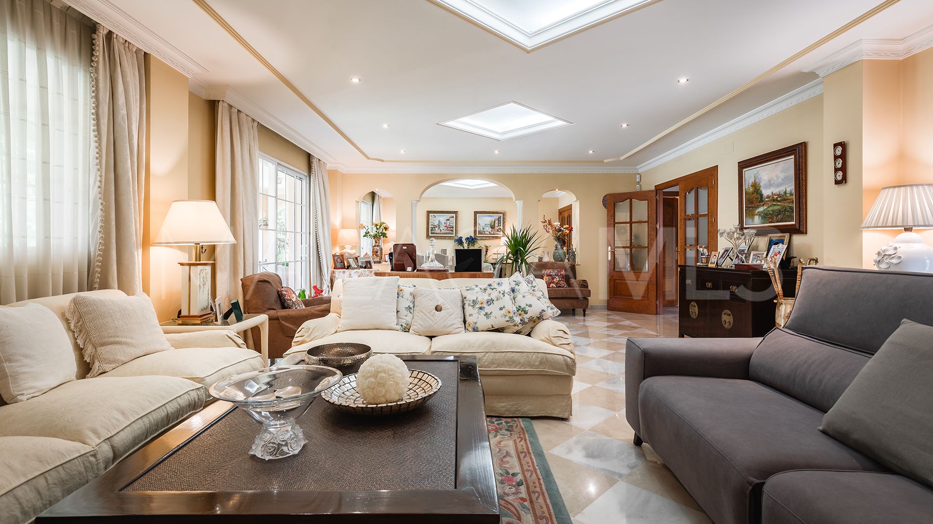 Se vende villa in Atalaya de Rio Verde with 5 bedrooms