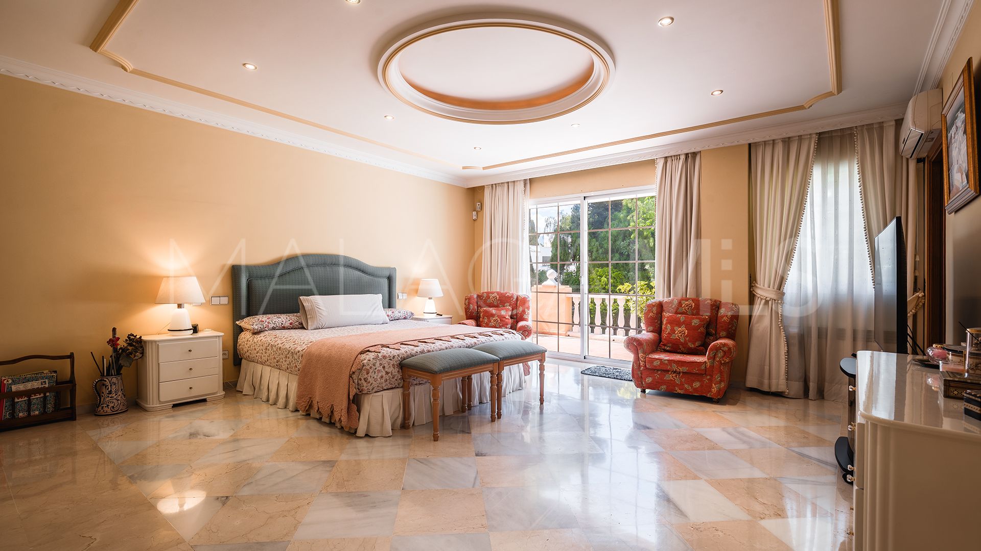Se vende villa in Atalaya de Rio Verde with 5 bedrooms