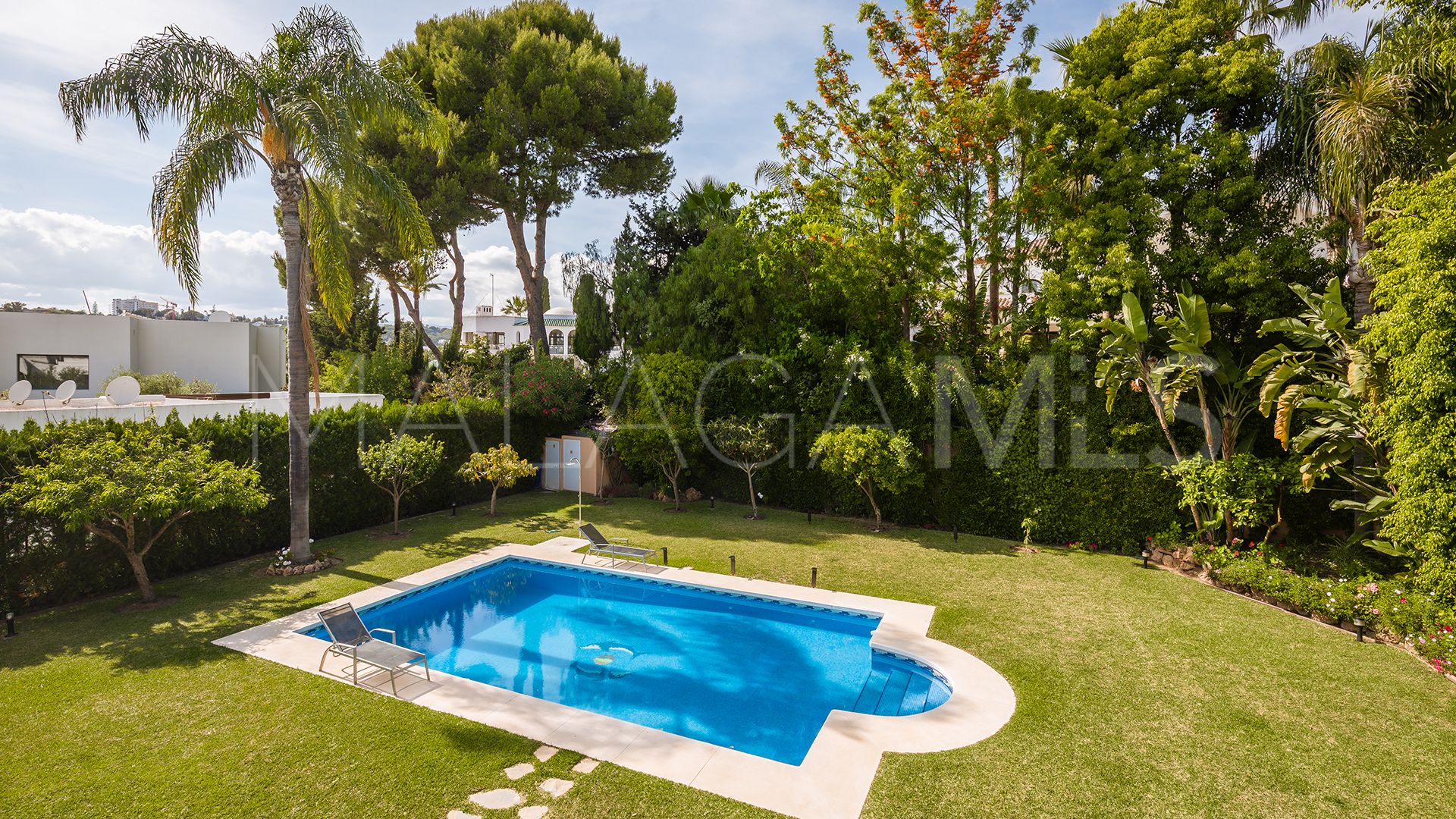 Se vende villa in Atalaya de Rio Verde with 5 bedrooms