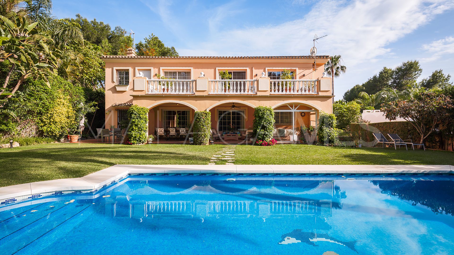 Se vende villa in Atalaya de Rio Verde with 5 bedrooms