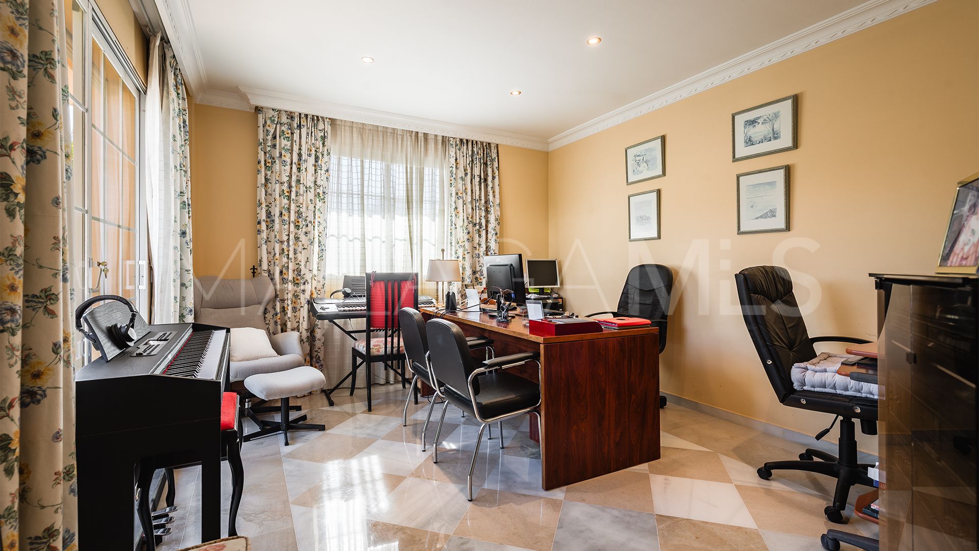 Se vende villa in Atalaya de Rio Verde with 5 bedrooms