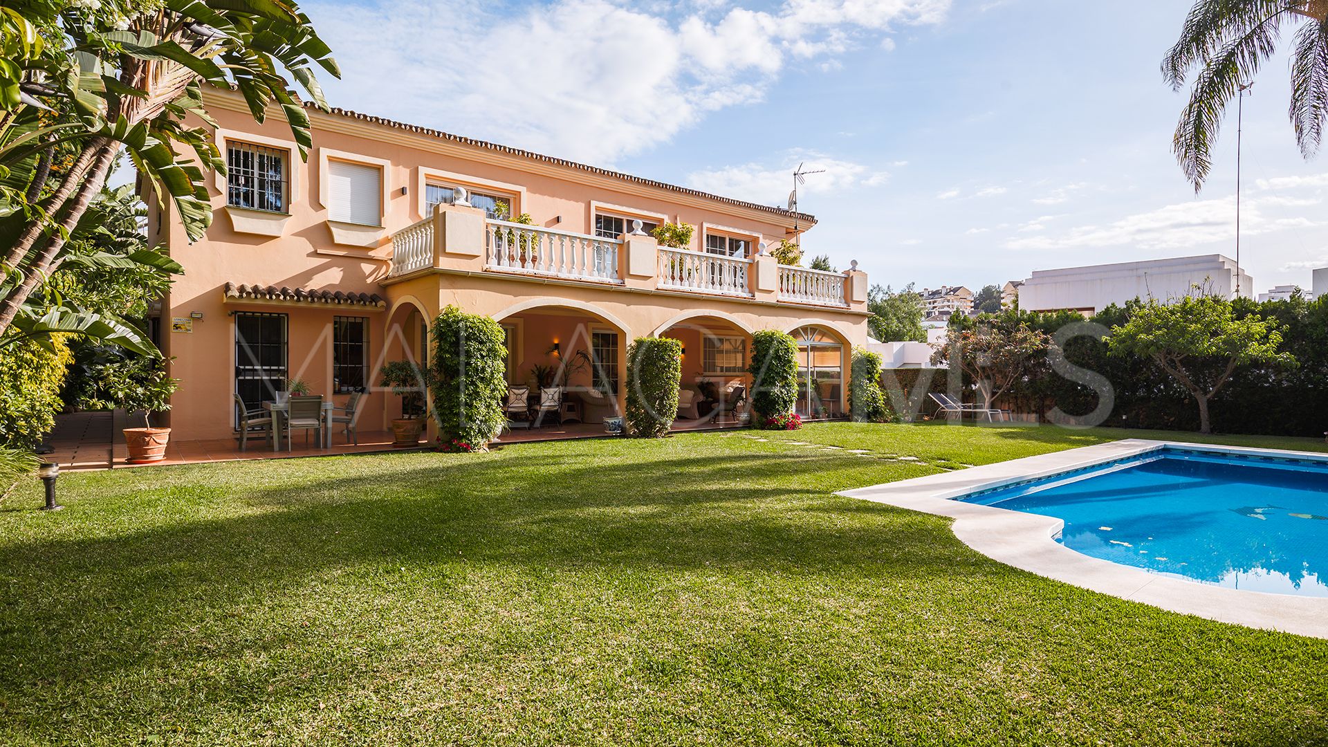Se vende villa in Atalaya de Rio Verde with 5 bedrooms