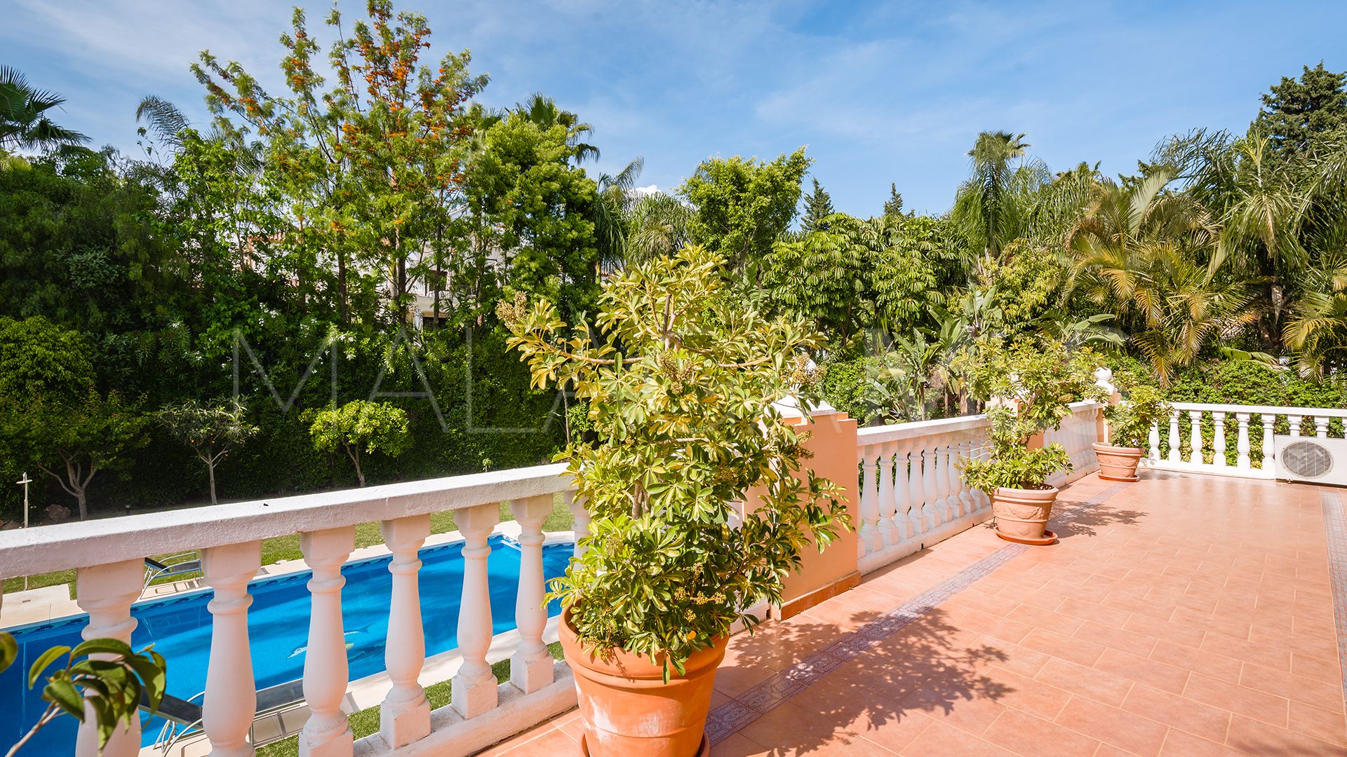 Se vende villa in Atalaya de Rio Verde with 5 bedrooms