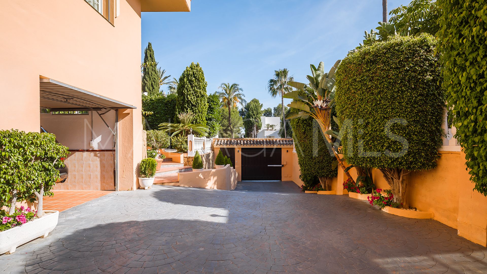 Se vende villa in Atalaya de Rio Verde with 5 bedrooms