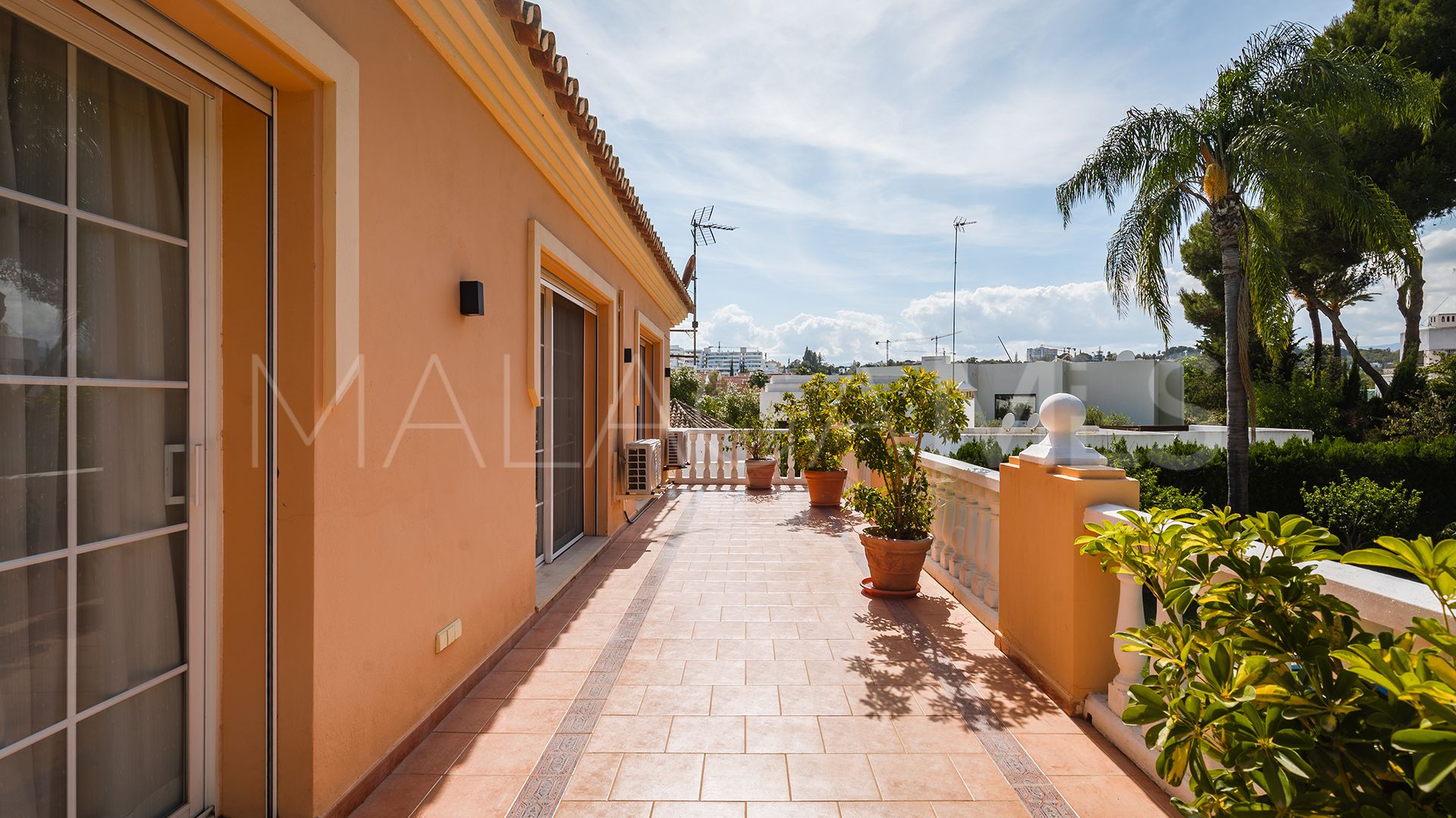 Se vende villa in Atalaya de Rio Verde with 5 bedrooms