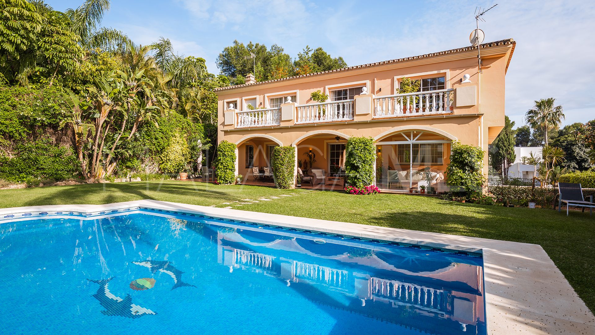 Se vende villa in Atalaya de Rio Verde with 5 bedrooms