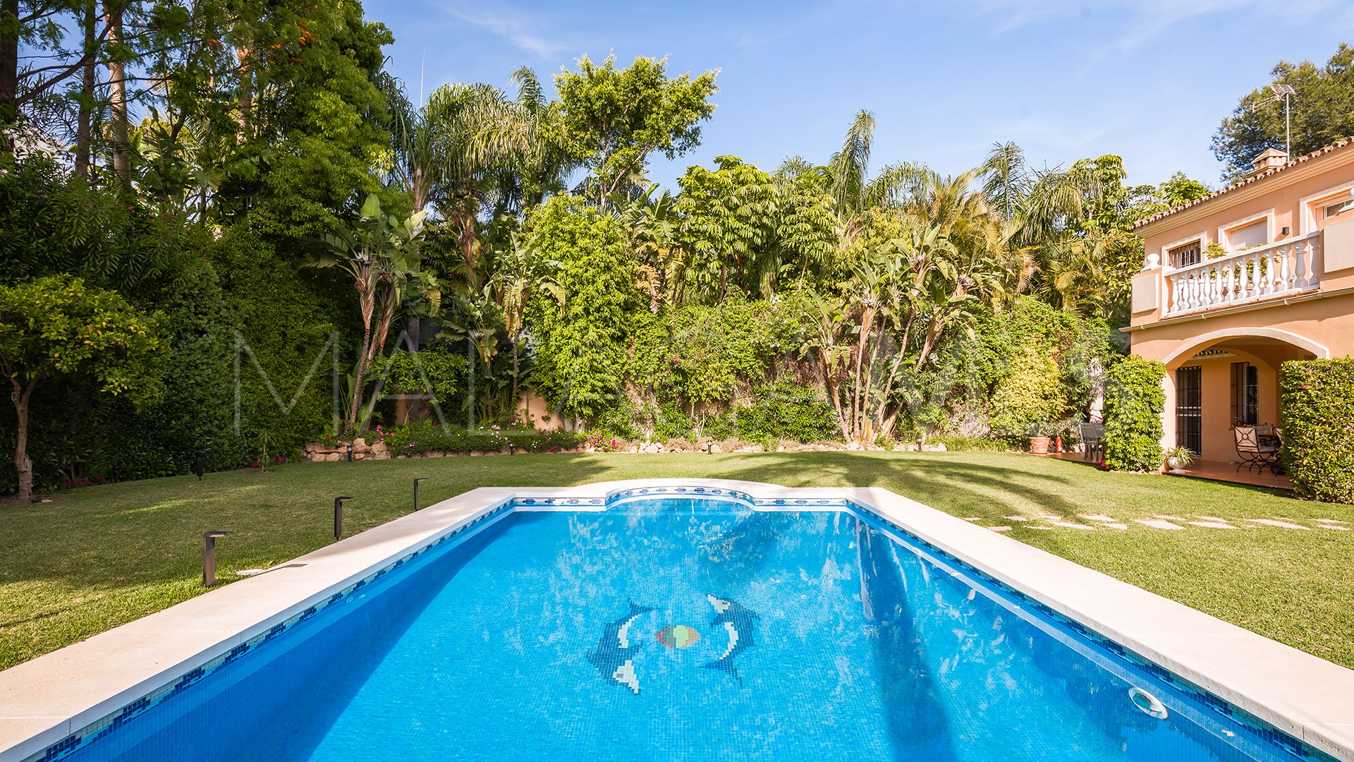 Se vende villa in Atalaya de Rio Verde with 5 bedrooms
