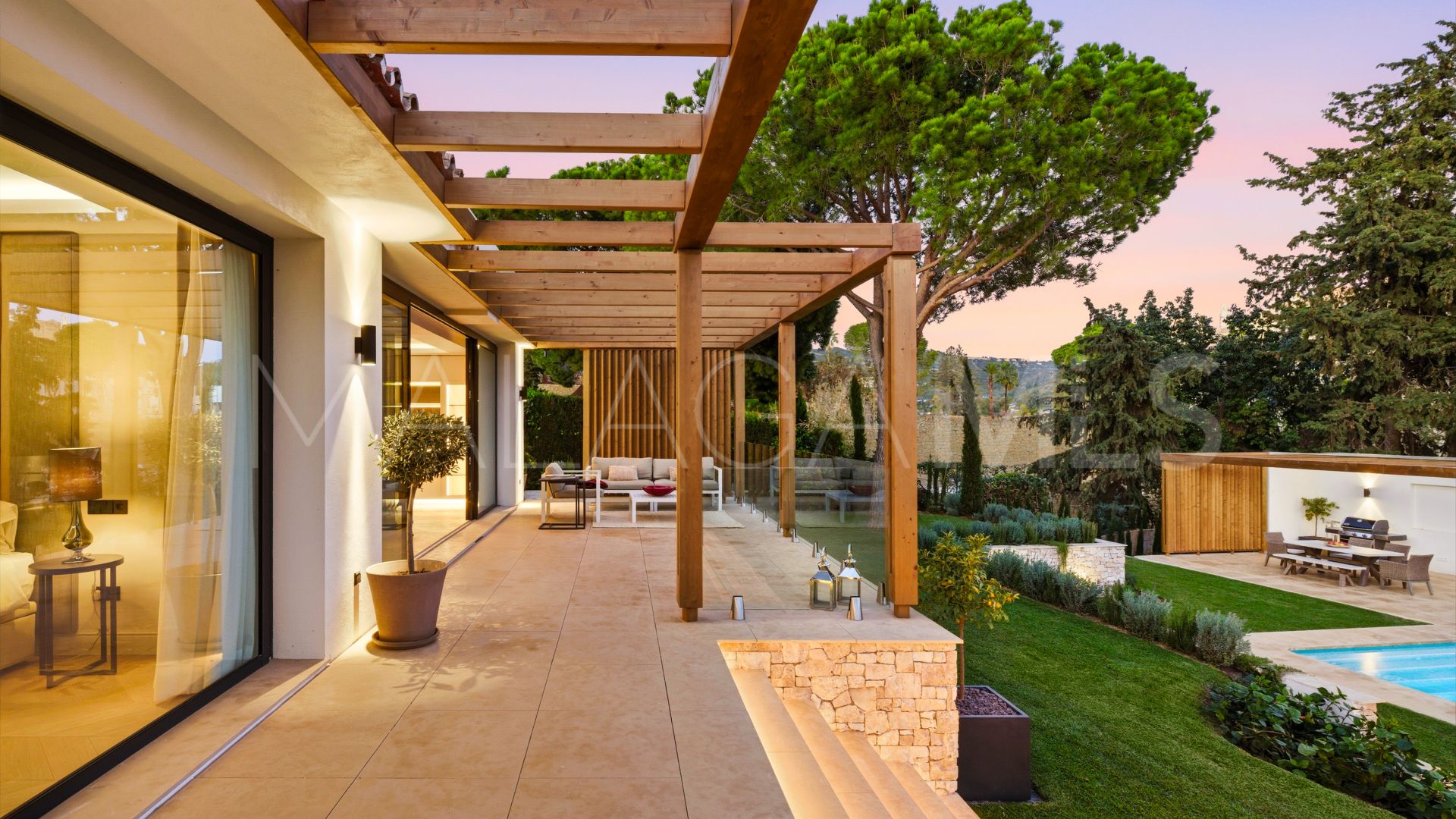 Buy villa in Cumbres de Elviria