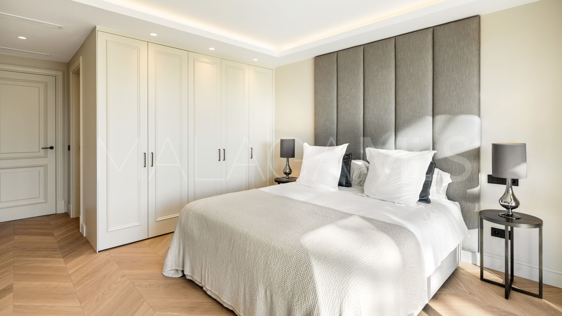 Buy villa in Cumbres de Elviria