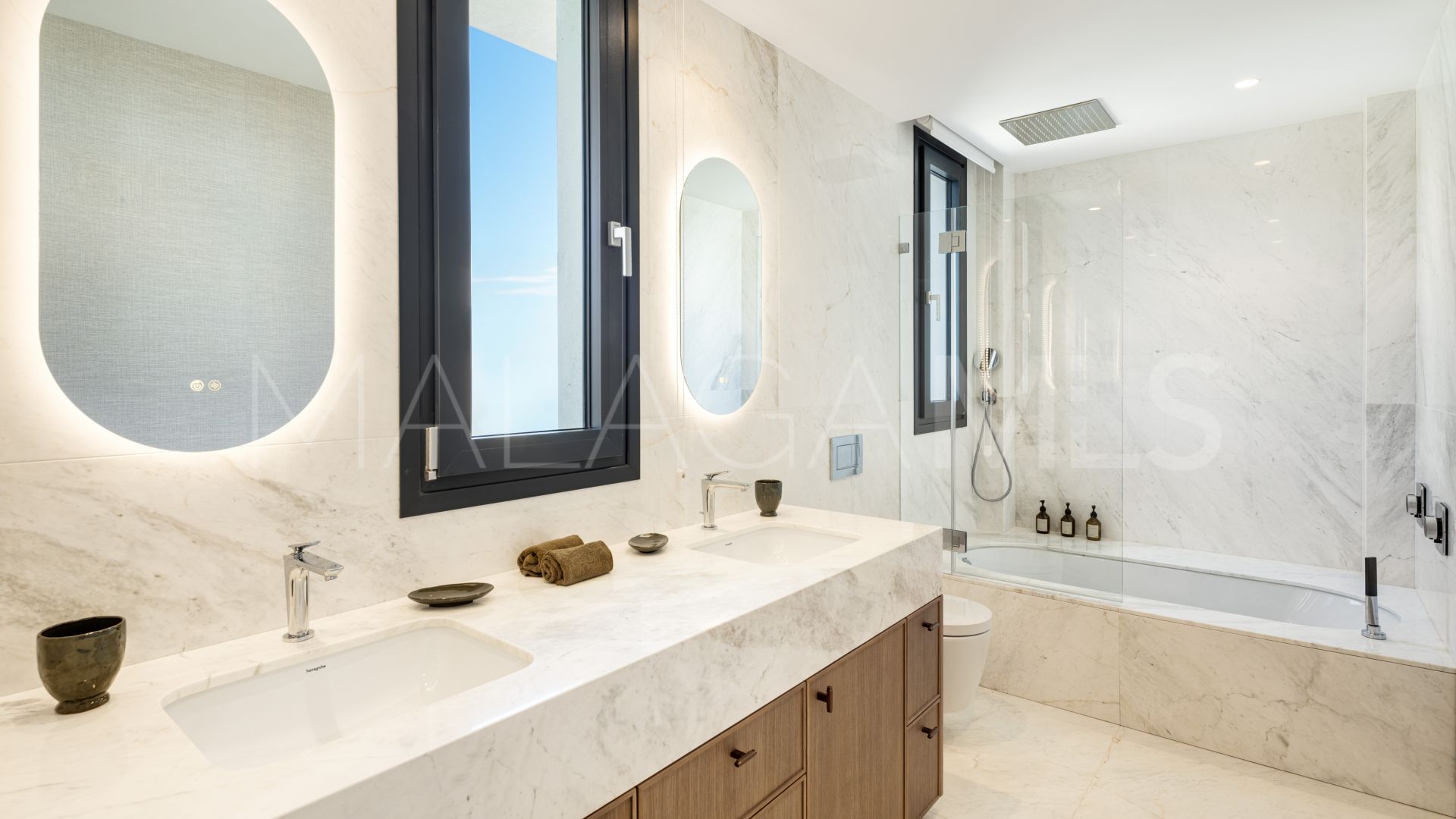 Buy villa in Cumbres de Elviria