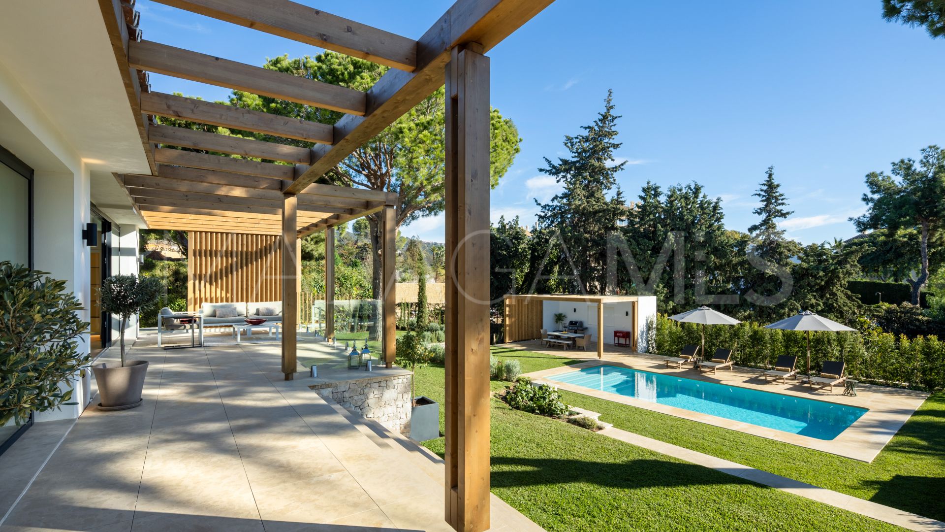 Buy villa in Cumbres de Elviria