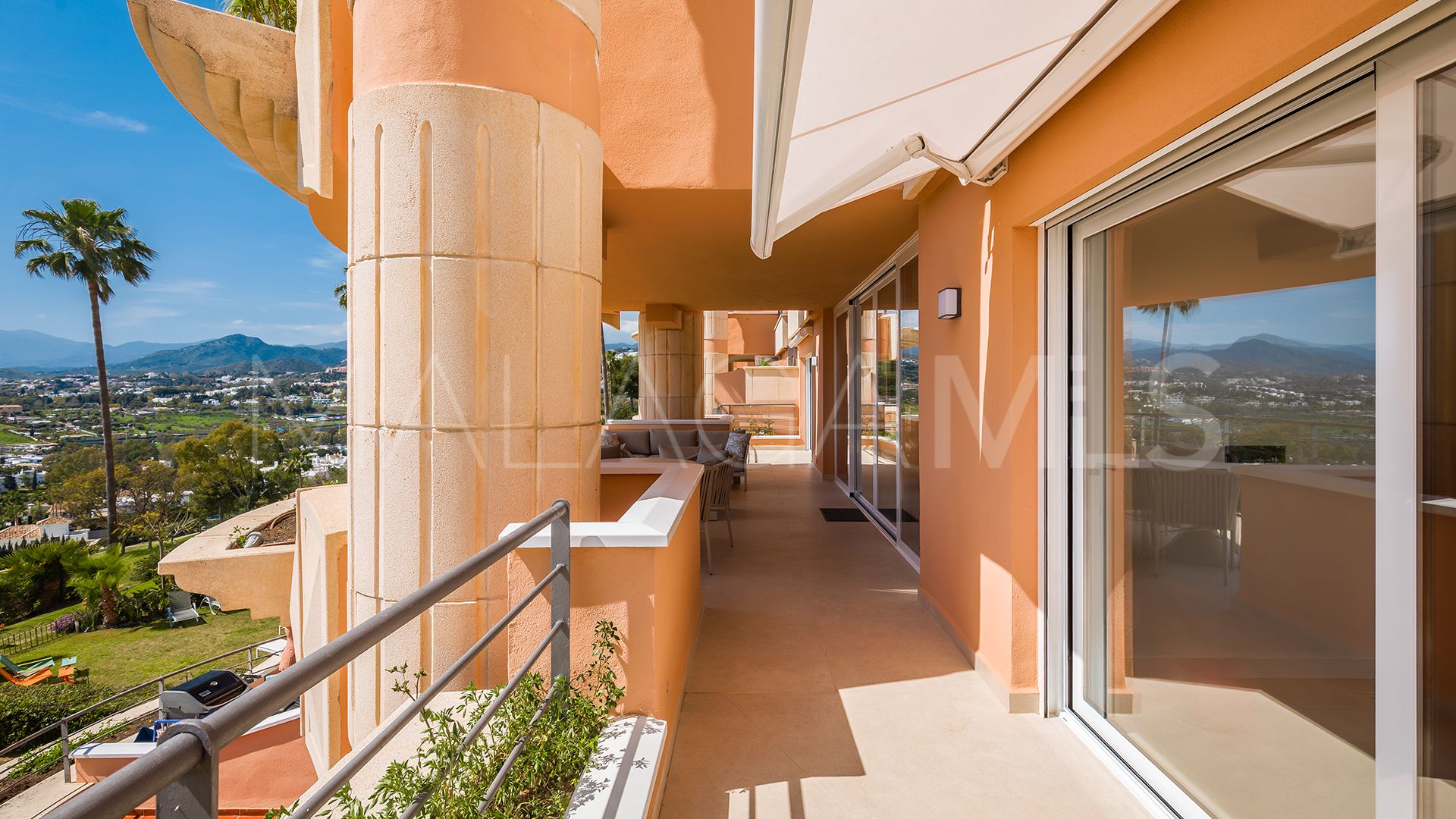 Se vende apartamento in Magna Marbella with 3 bedrooms